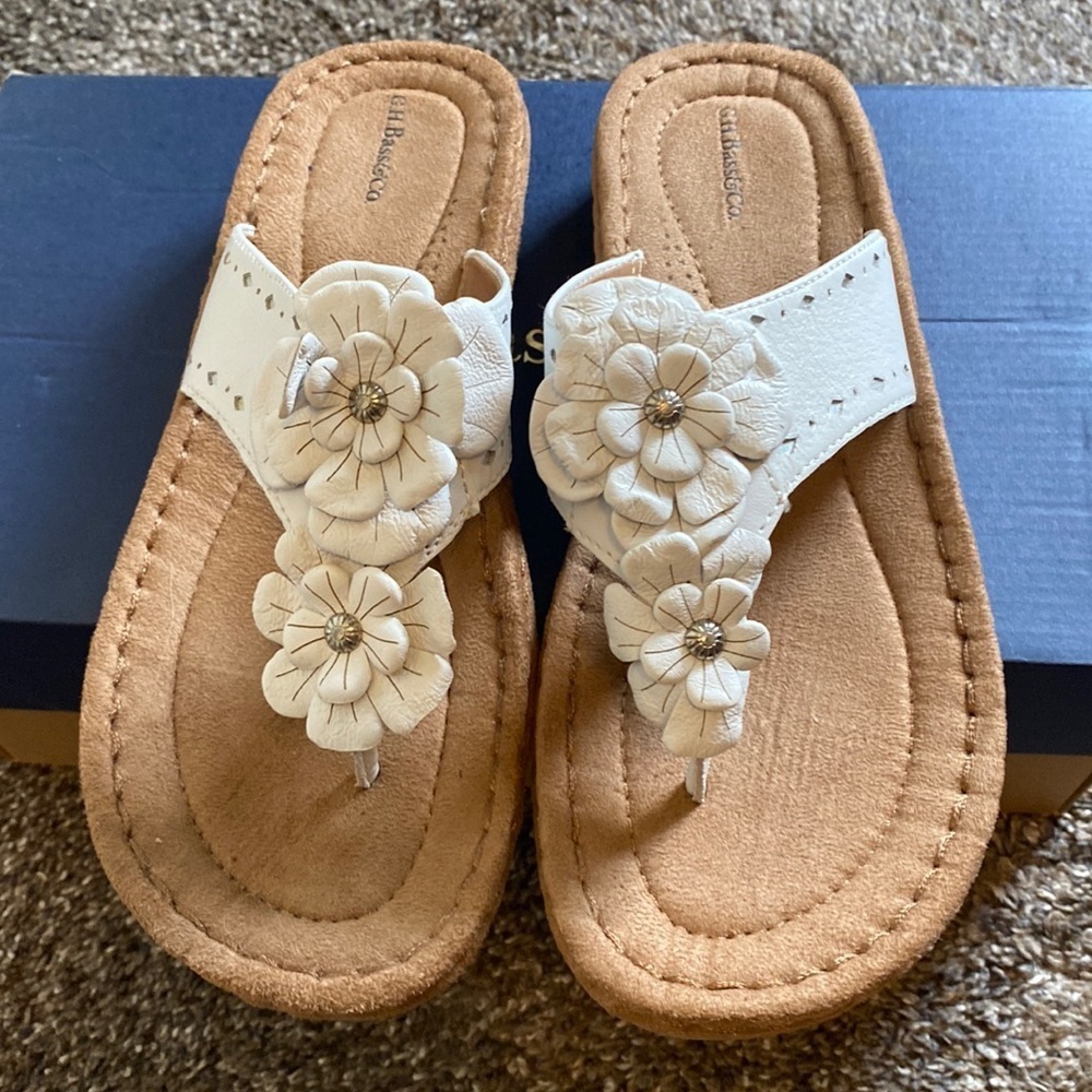 G.H. Bass & Co. Womens White Leather Flower Flip Flop Sandals sz 8.5 NIB